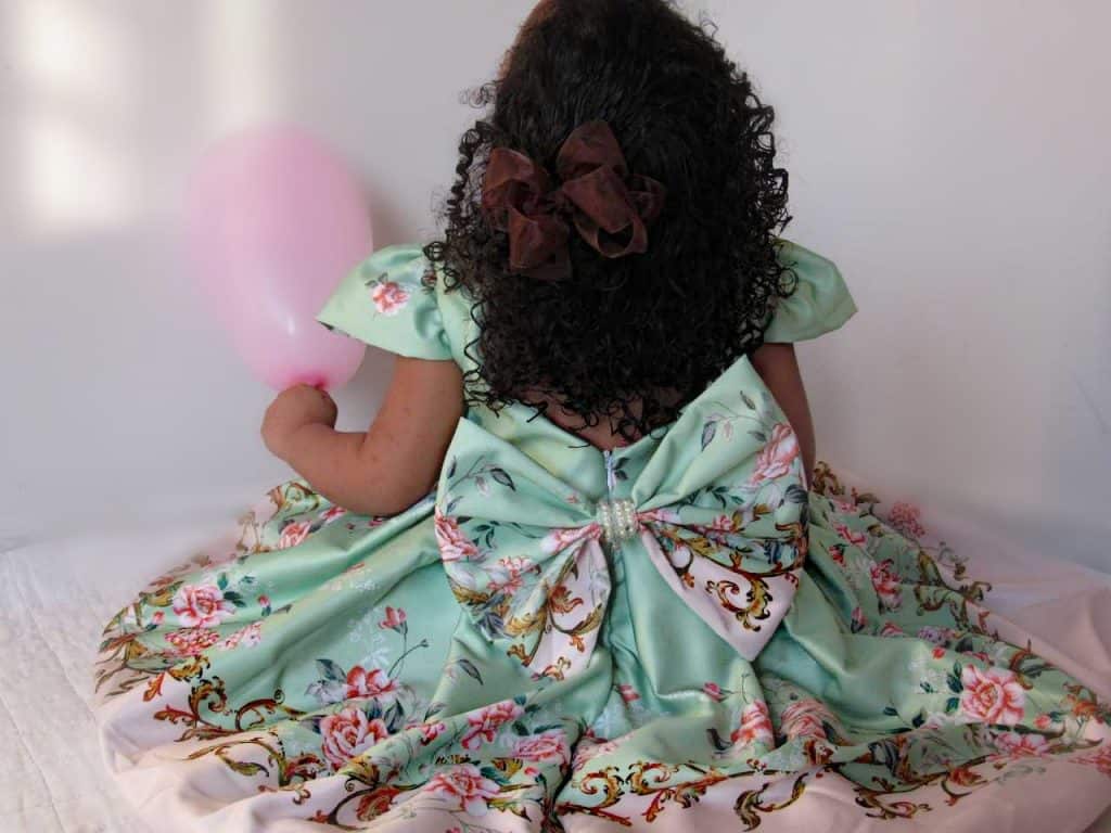 Vestido de festa infantil com laço nas costas